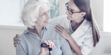 Jeune infirmière prenant soin d’une patiente âgée