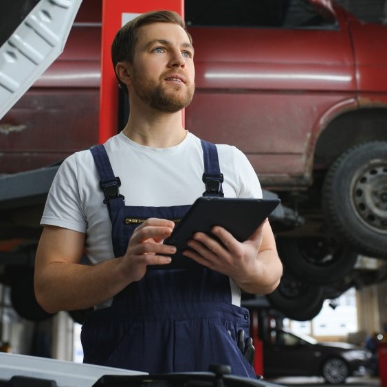 Automotive mechanic using a digital tablet